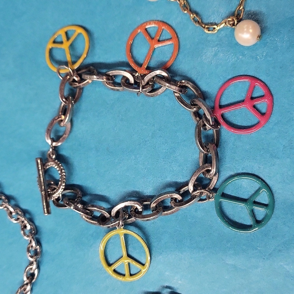 6 bracelets - Picture 3 of 8